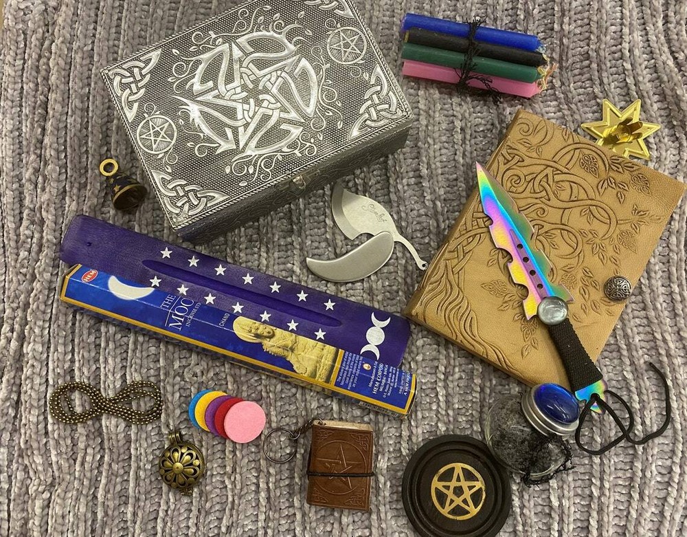 Altar Kit Celtic Pagan 13 components plus 100 spells and instructions