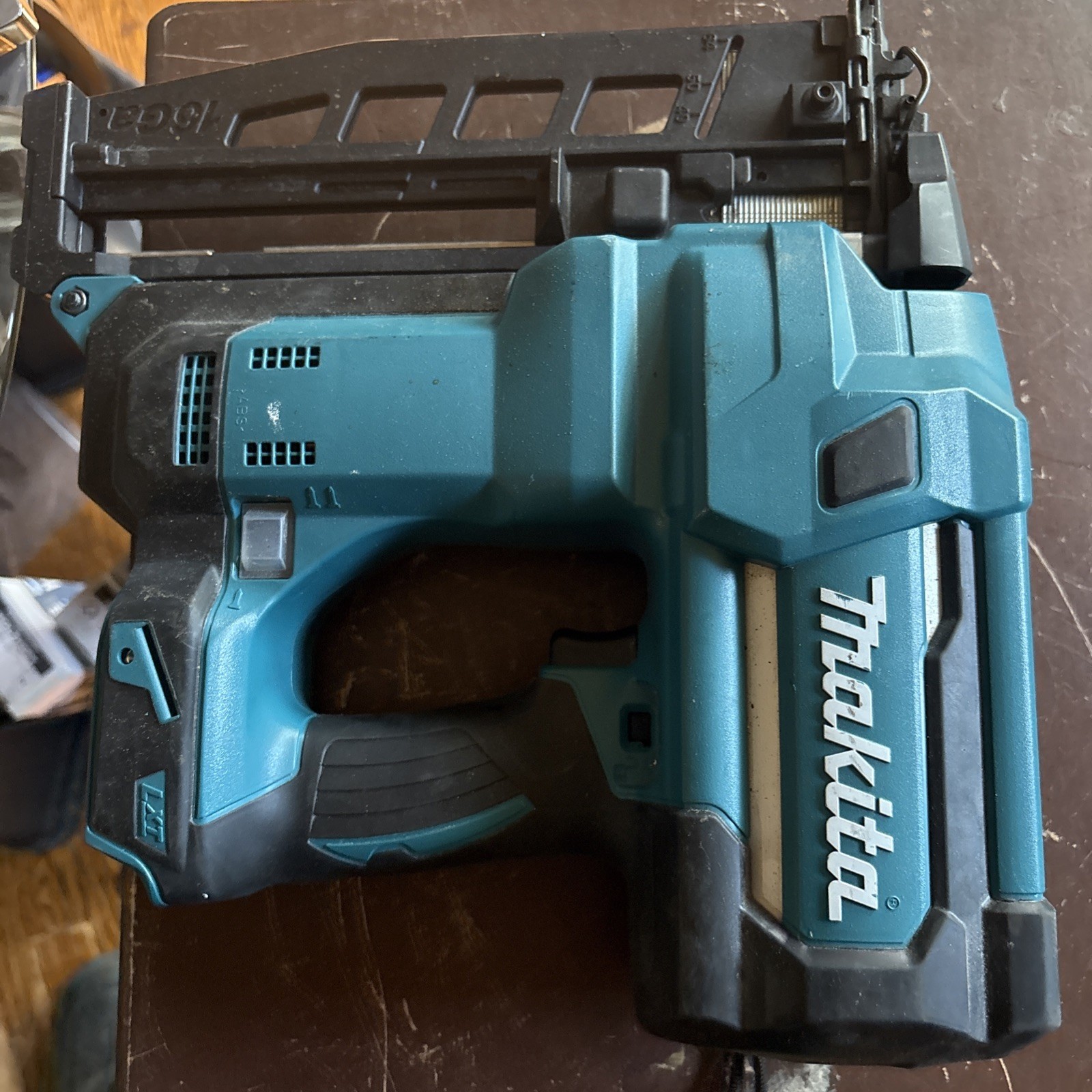 Makita XNB02Z 18V LXT 16-Gauge Cordless 2-1/2 in. Straight Finish Nailer