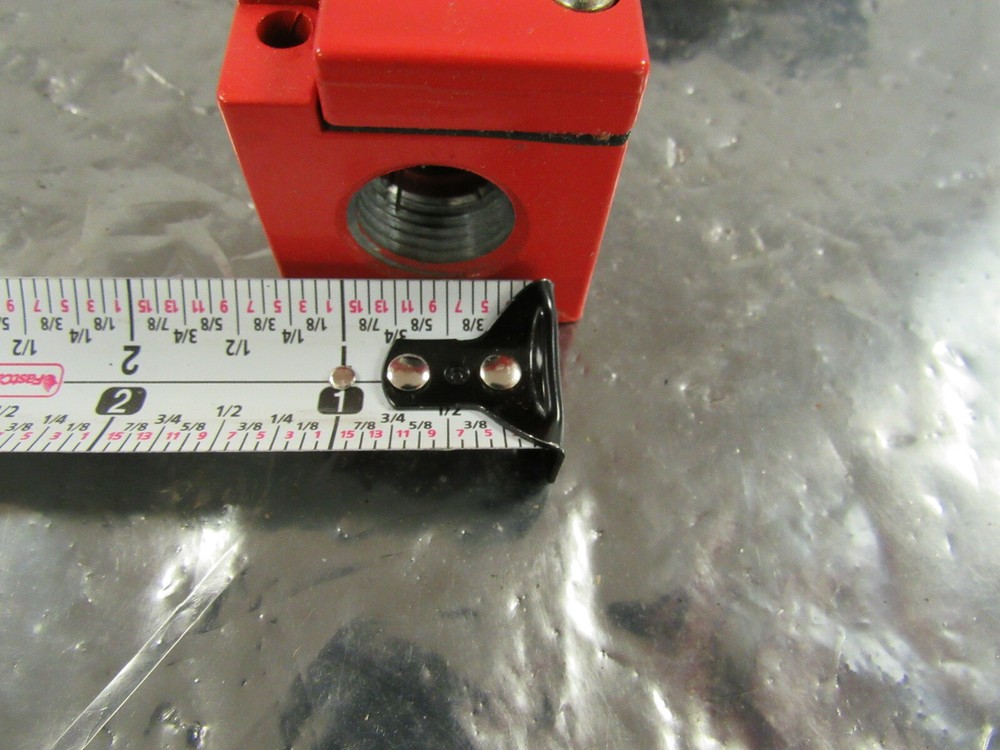 HONEYWELL CLSB6T CABLE PULL LIMIT SWITCH INDICATOR 120VAC ****NIB****