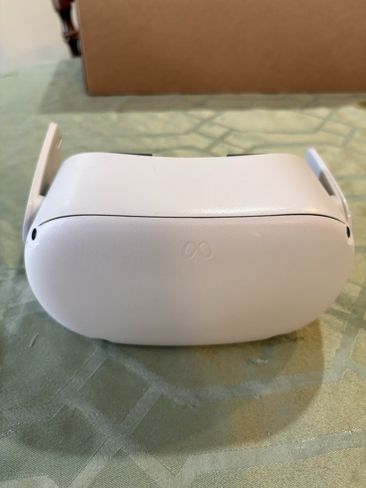 Meta Quest 2  + Controllers (Virtual Reality Gaming Accessory Bundle - 128gb