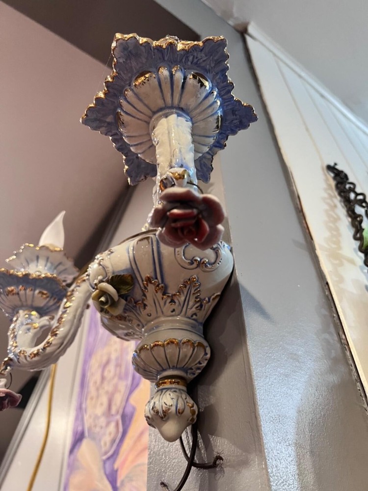 capodimonte -style porcelain sconce