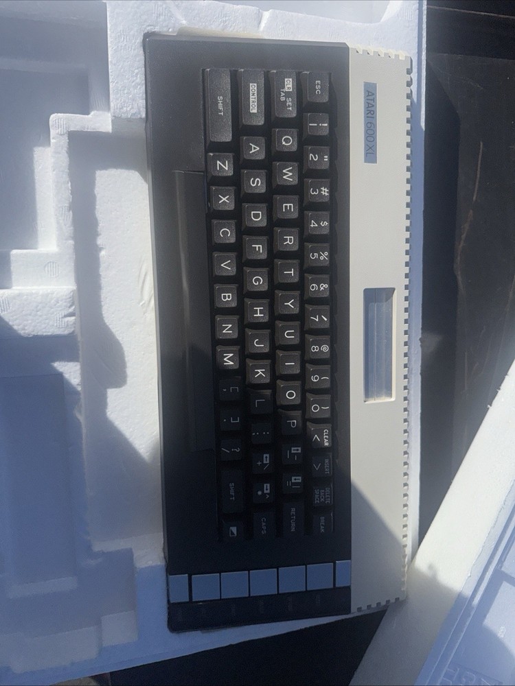 Atari Computer 600XL With Box With Cables No Manuels Tested( Box Ok Condition)