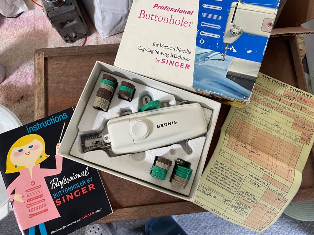 1971 Professional Buttonholer by Singer 102575 Vertical Needle Sewing MachineVTG