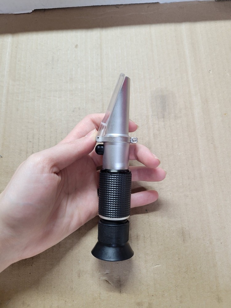 Hand/Portable Refractometer (Features ATC)