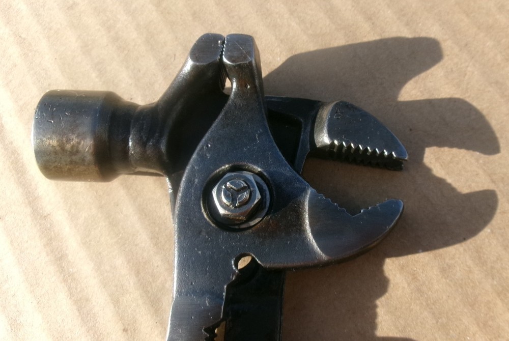 Multi-Tool Hammer, Pliers, Nail Puller 6 in 1