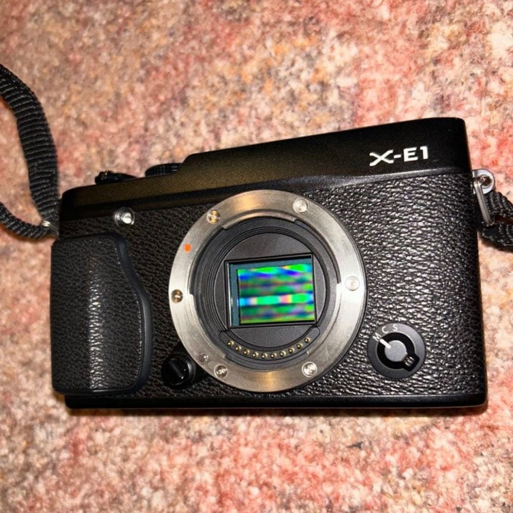 FUJIFILM X-E1 Mirrorless Camera Black