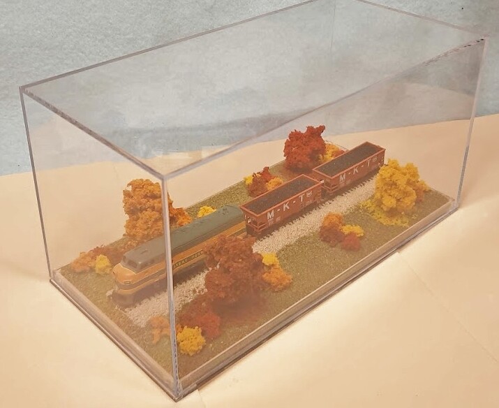 Z SCALE -SINGLE TRACK 8" DISPLAY CASE -"FALL FOLIAGE SCENE" FOR ANY Z TRAIN