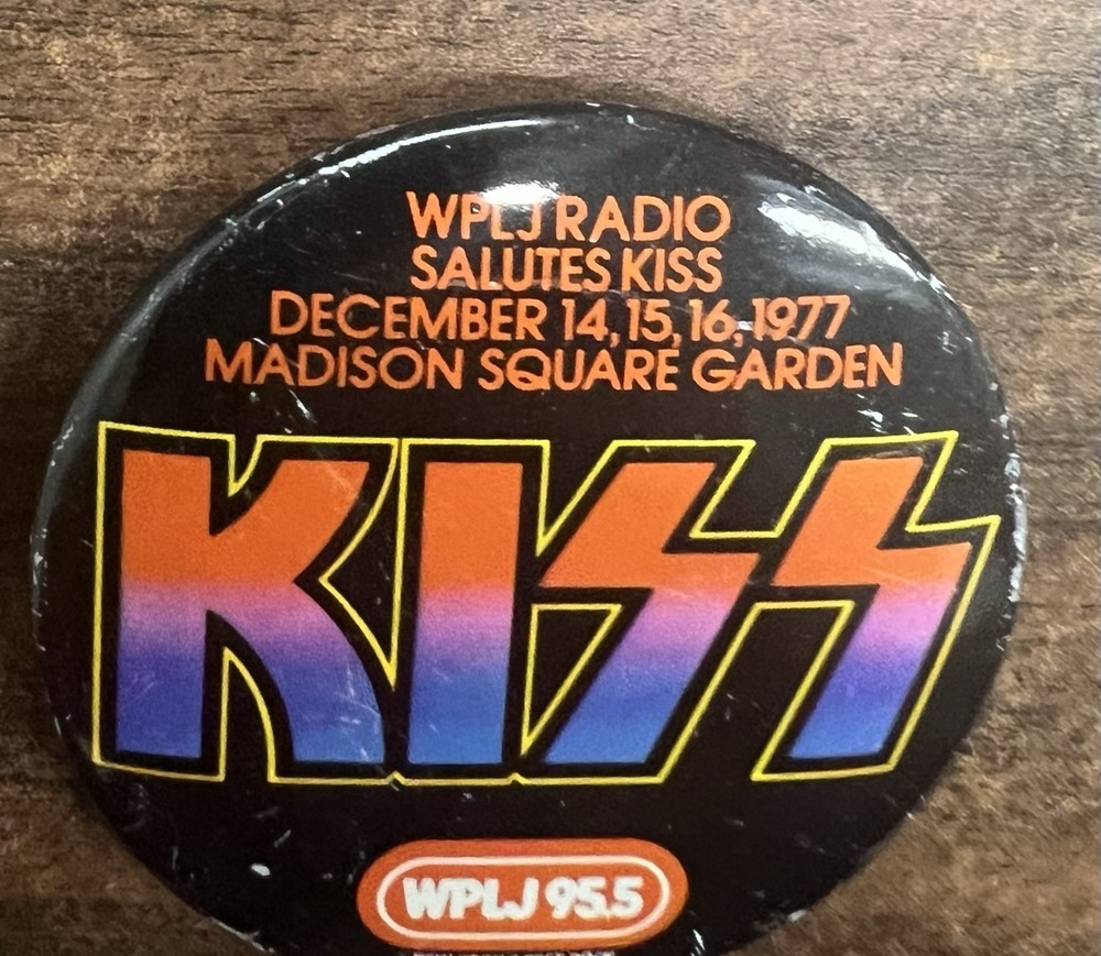 KISS - PINBACK BUTTON - WPLJ RADIO PROMO - MADISON SQUARE GARDEN - 1977 - AUCOIN