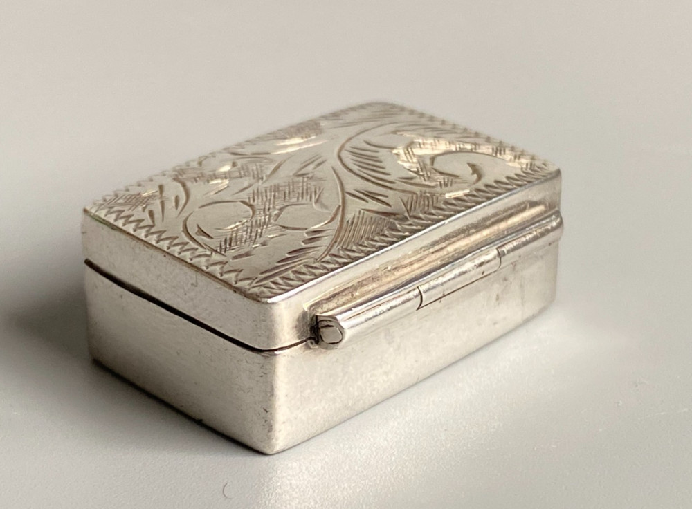 Vintage Mid Century Solid Silver Ornate Floral Scrollwork Hinged Snuff Pill Box