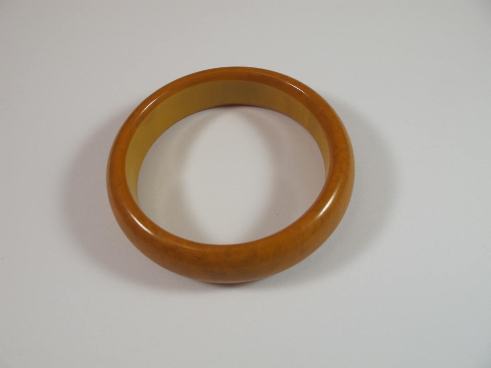 BUTTERSCOTCH VINTAGE BAKELITE BANGLE BRACELET