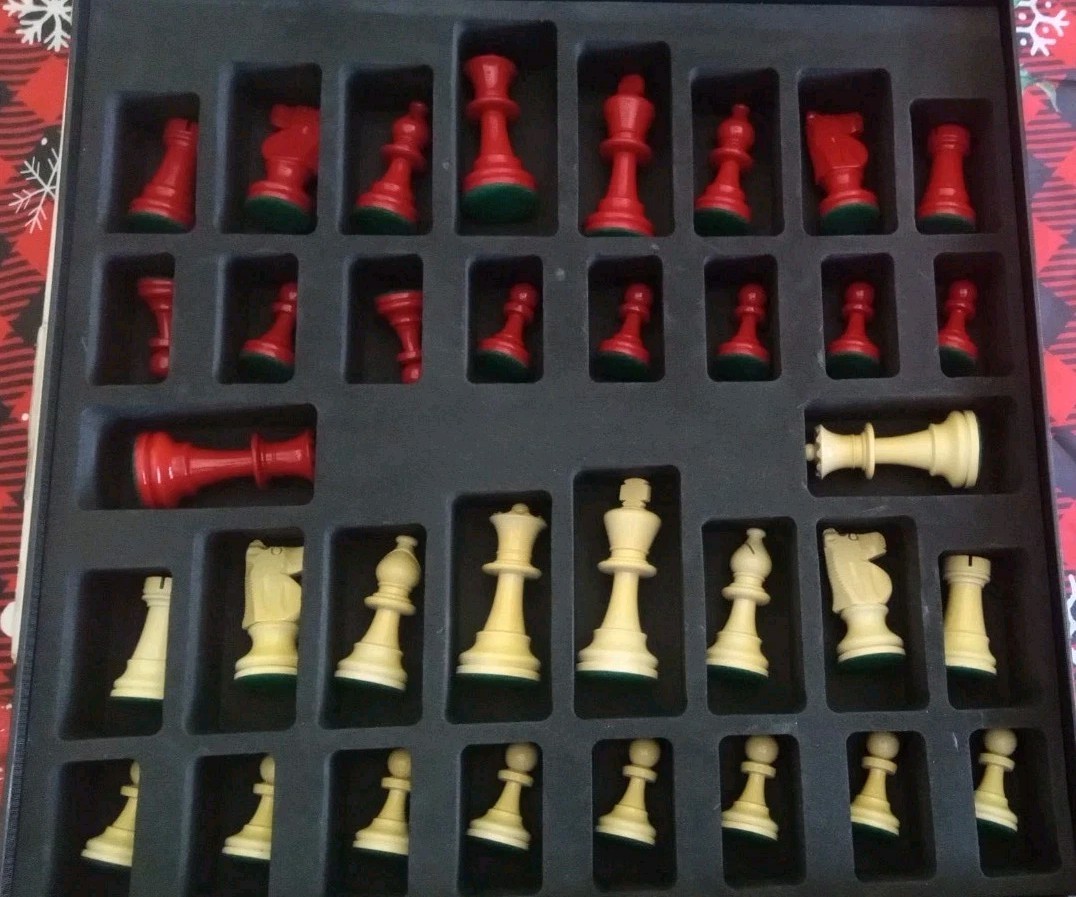 Pro Staunton Weighted Red & Ivory Chess Pieces Set 4 queens & Specialty Board