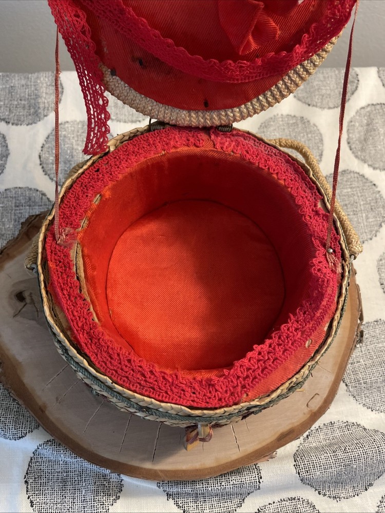 Vtg Wicker Sewing Basket 🧺