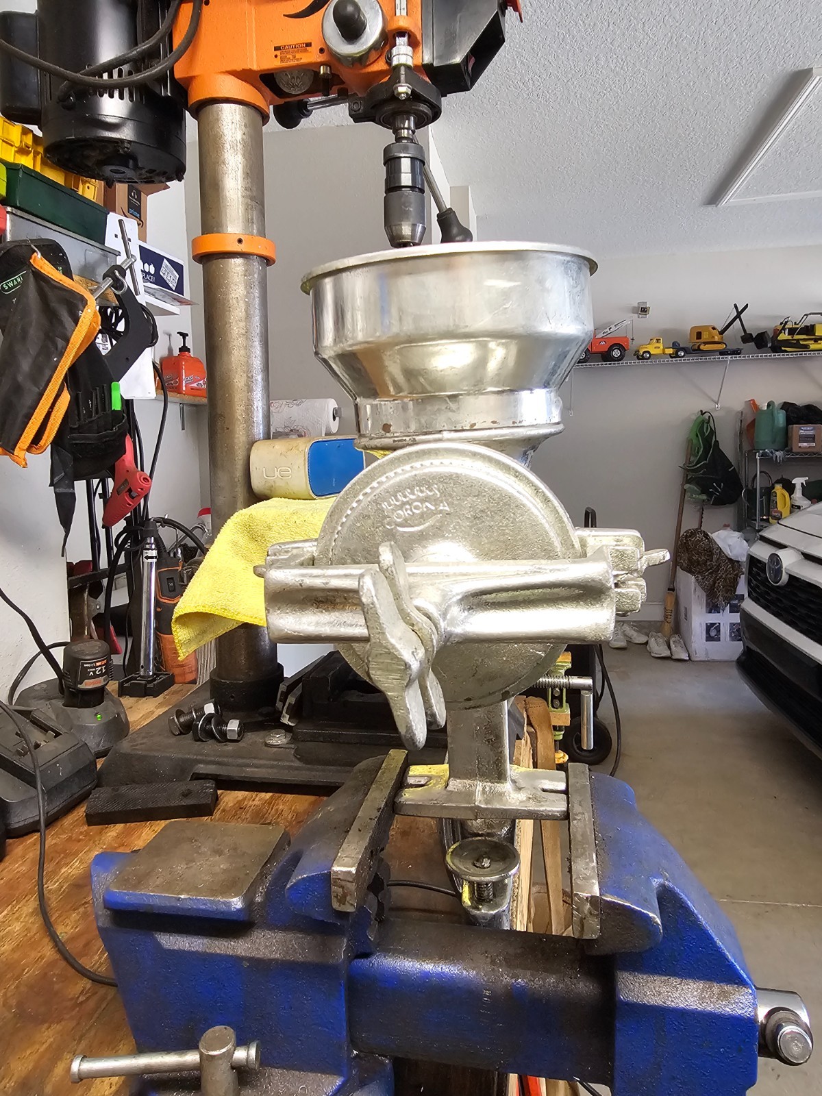 Vintage LANDERS CORONA Heavy Duty WHEAT CORN GRAIN MILL / GRINDER Hand Crank