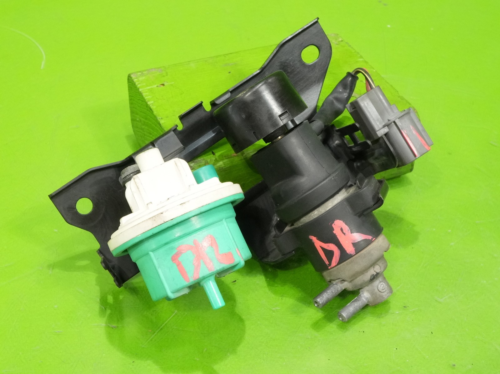 92-95 Civic OEM vacuum control valve + frequency solenoid 17290-PY3-901 Accord