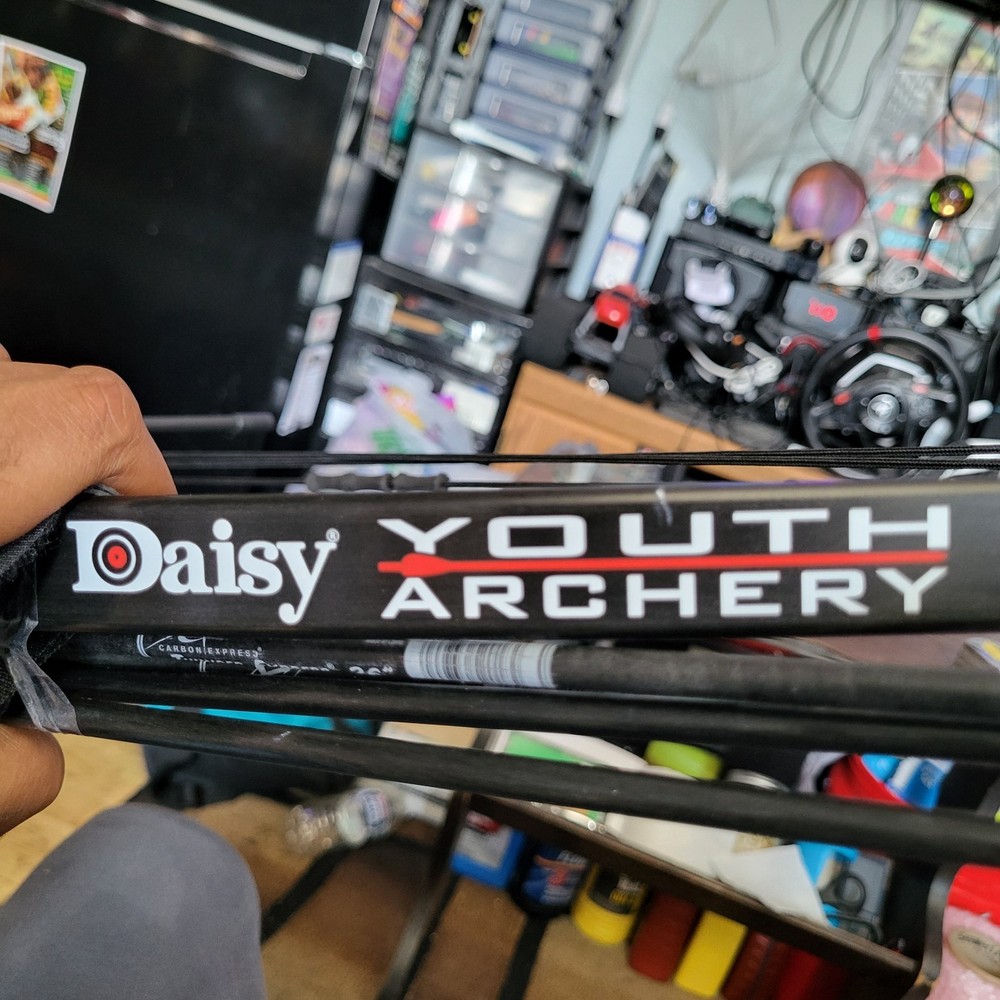 Daisy Youth Archery Compound Bow & 4 Arrows & Quiver (2 Round Tips/2 Sharp Tips)