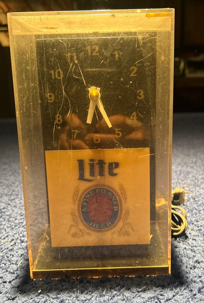 MILLER LITE BEER LIGHT UP CLOCK