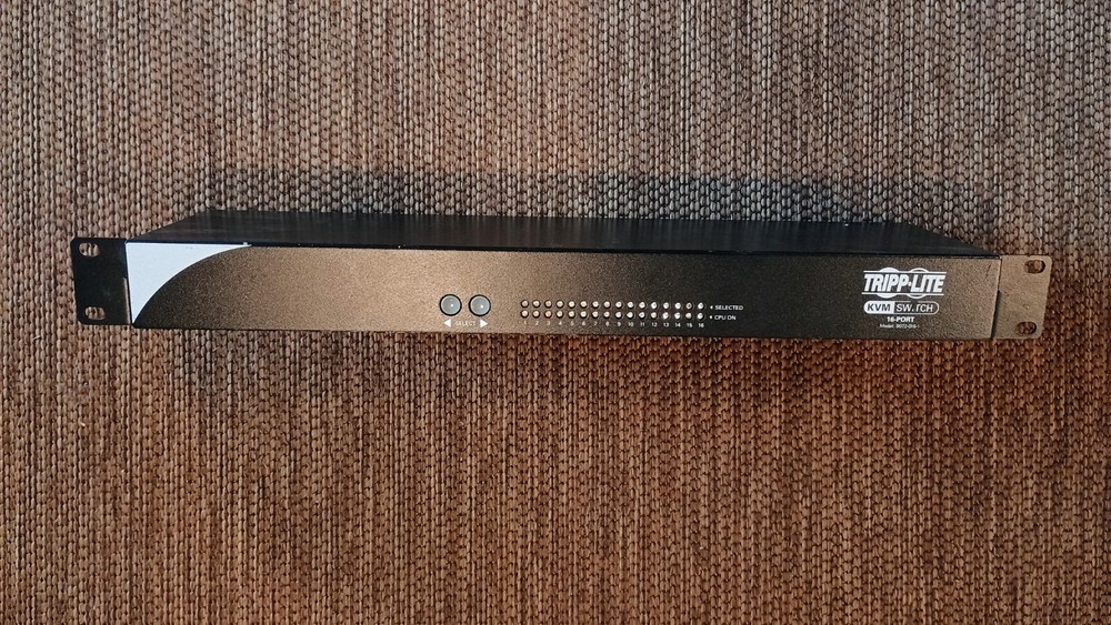 Tripp Lite NetCommander (B0720161) 16-Ports Rack-Mountable KVM switch PS/2...