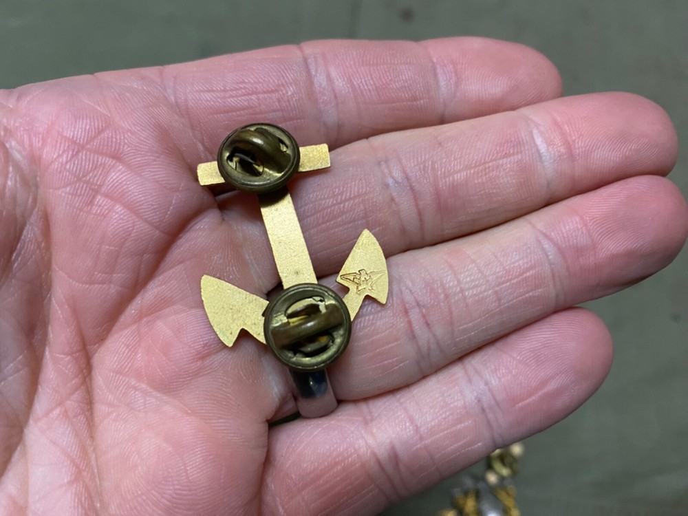 ORIGINAL WWII US NAVY CPO DRESS HAT CAP PIN INSIGNIA