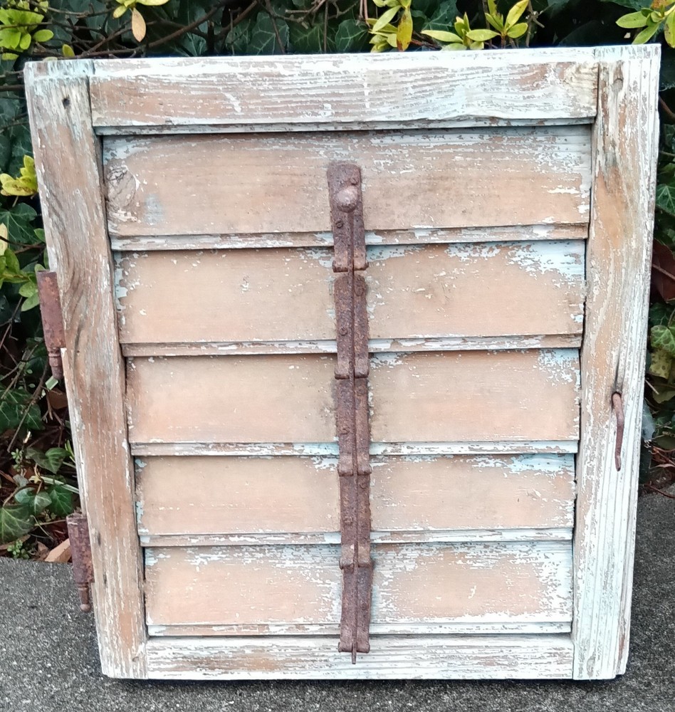 ANTIQUE WOOD SHUTTER