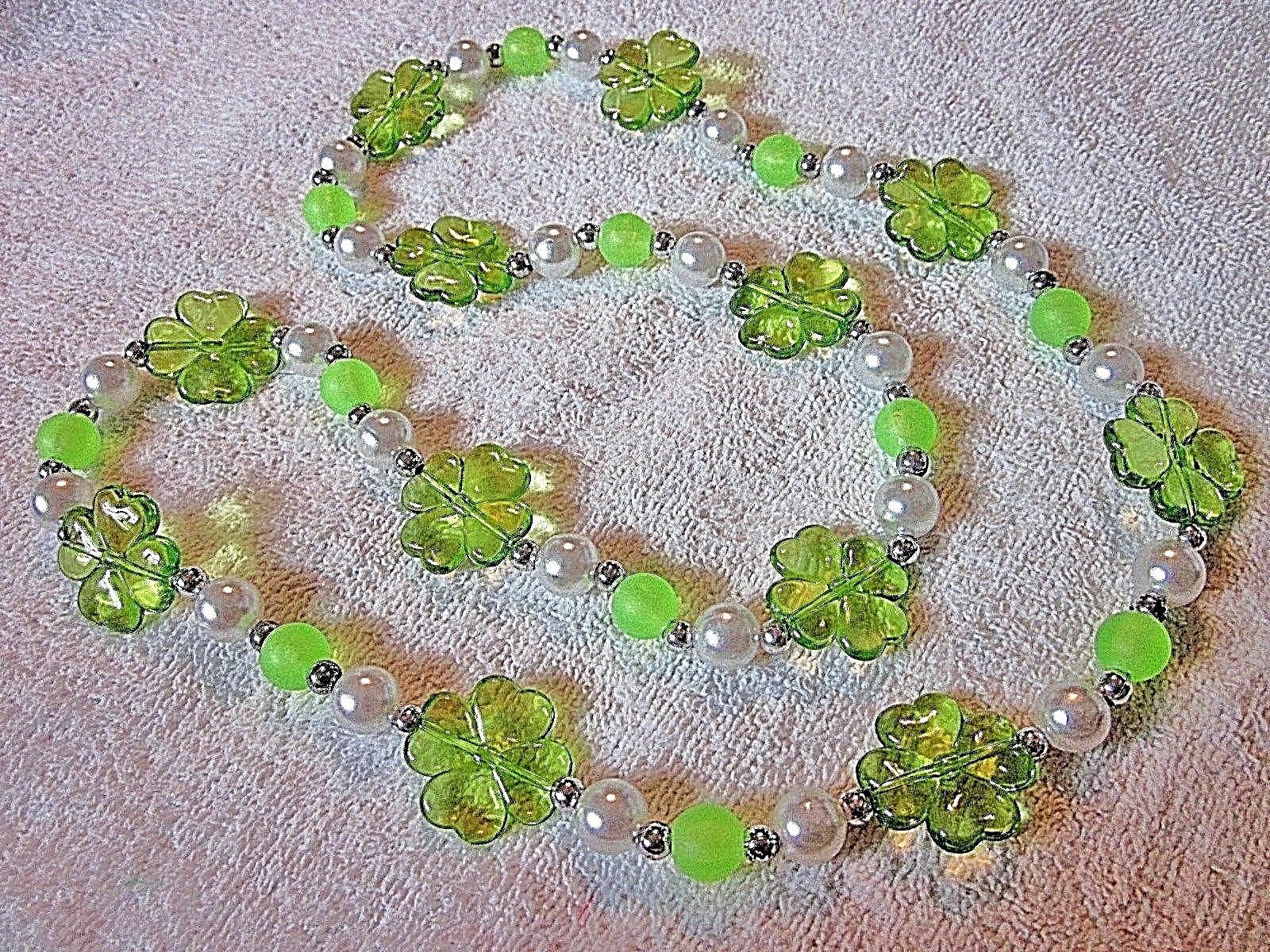 BEAUTIFUL ST. PATRICK'S ACRYLIC "GREEN SHAMROCKS" MARDI GRAS IRISH BEAD (B661)