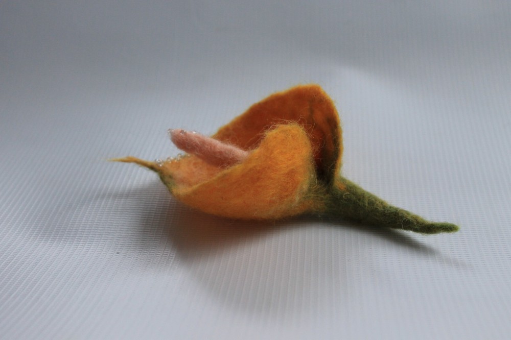 Brooch flower yellow calla / wool / pin / Handmade