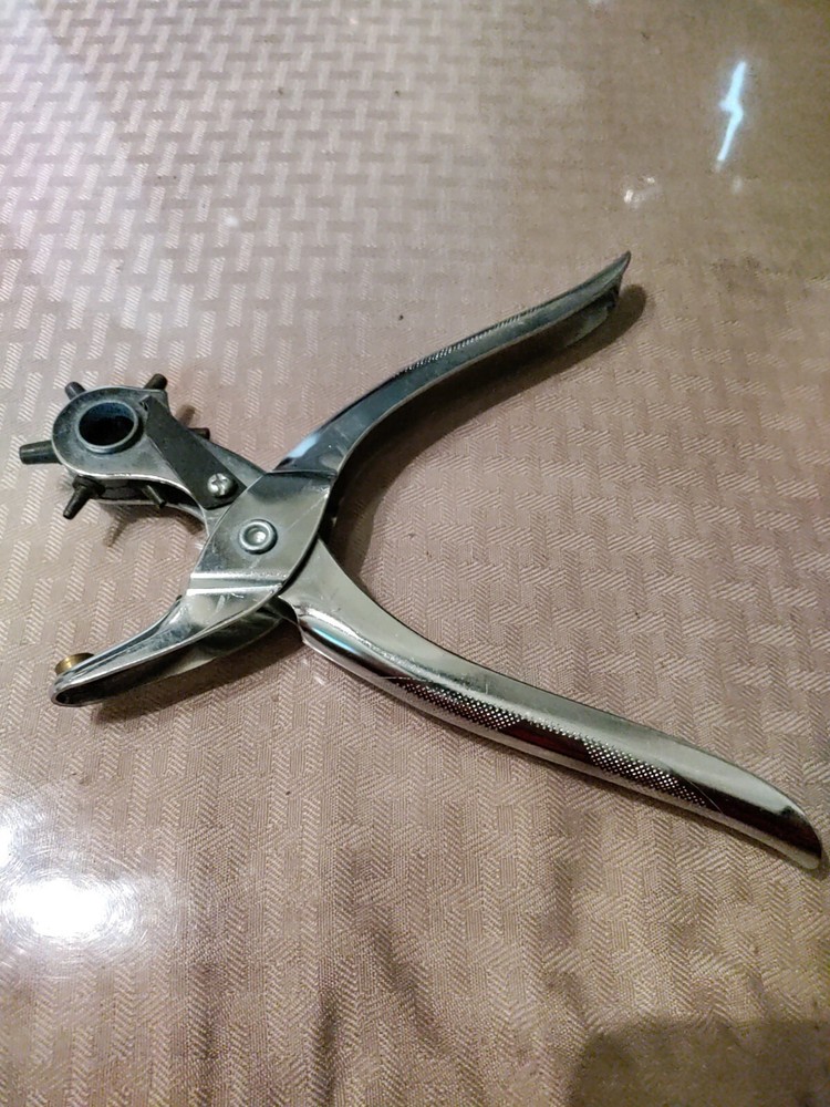 Leather hole punch with 6 different sizes cutters