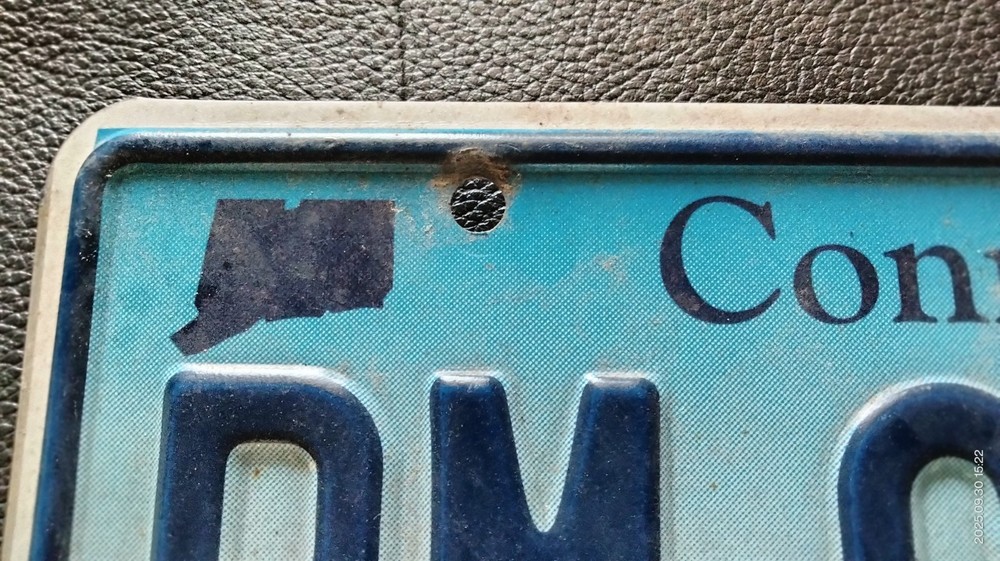 Connecticut License plate BM.98348 - Constitution State