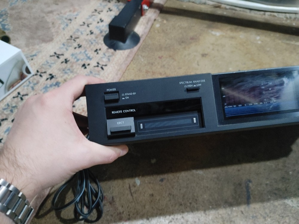 Sansui RG-900R Computer Control Equalizer+Analyzer Powers On