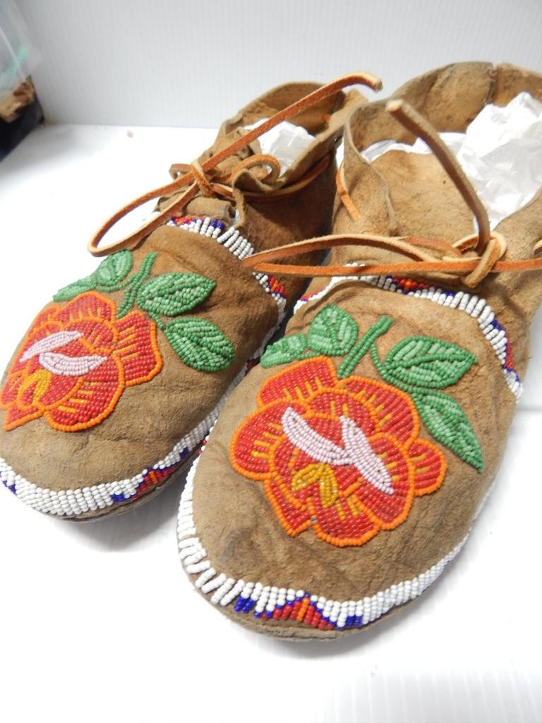 ANTIQUE c.1900-20s MONTANA CROW INDIAN FLORAL BEADED MOCCASINS - xlnt condition