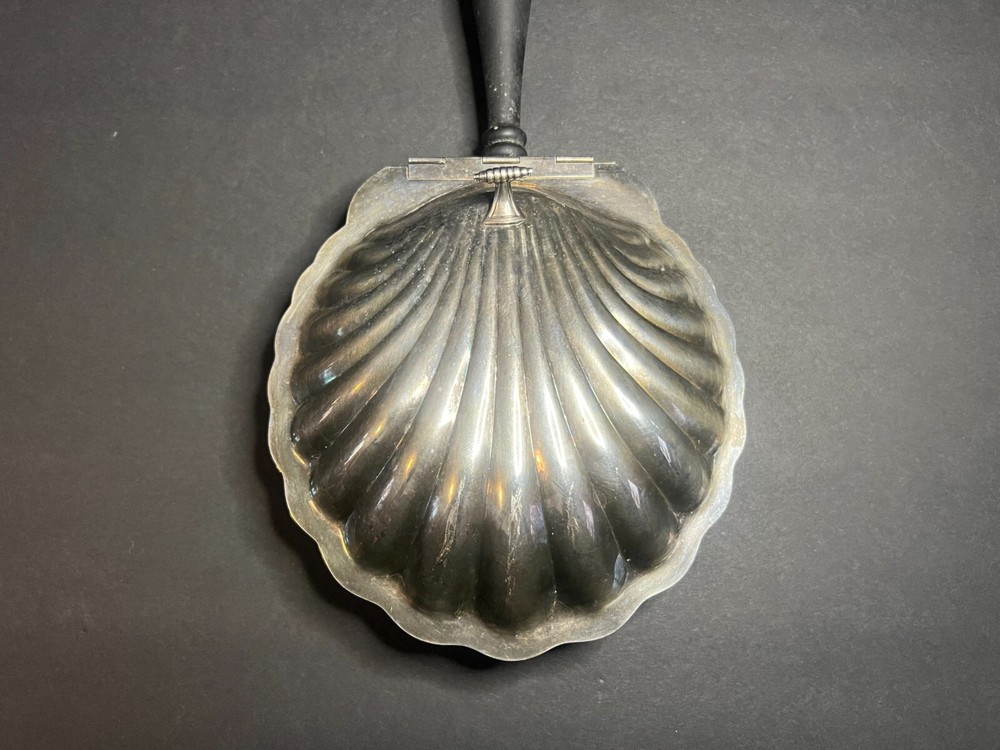 Vintage Oneida Silver Plate Silent Butler Clam Shell Tri Footed Crumb Catcher