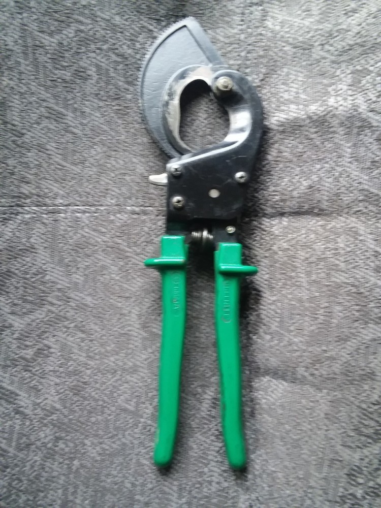 Greenlee compact cable ratchet cutter