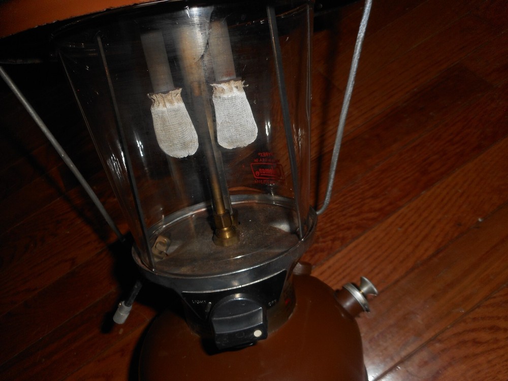 1979 COLEMAN LANTERN WITH CLAMSHELL