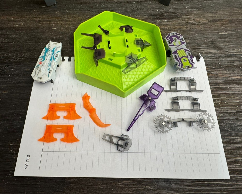 HEXBUG Gladiators Battling Robots Stadium - 2 Gladiators Included!
