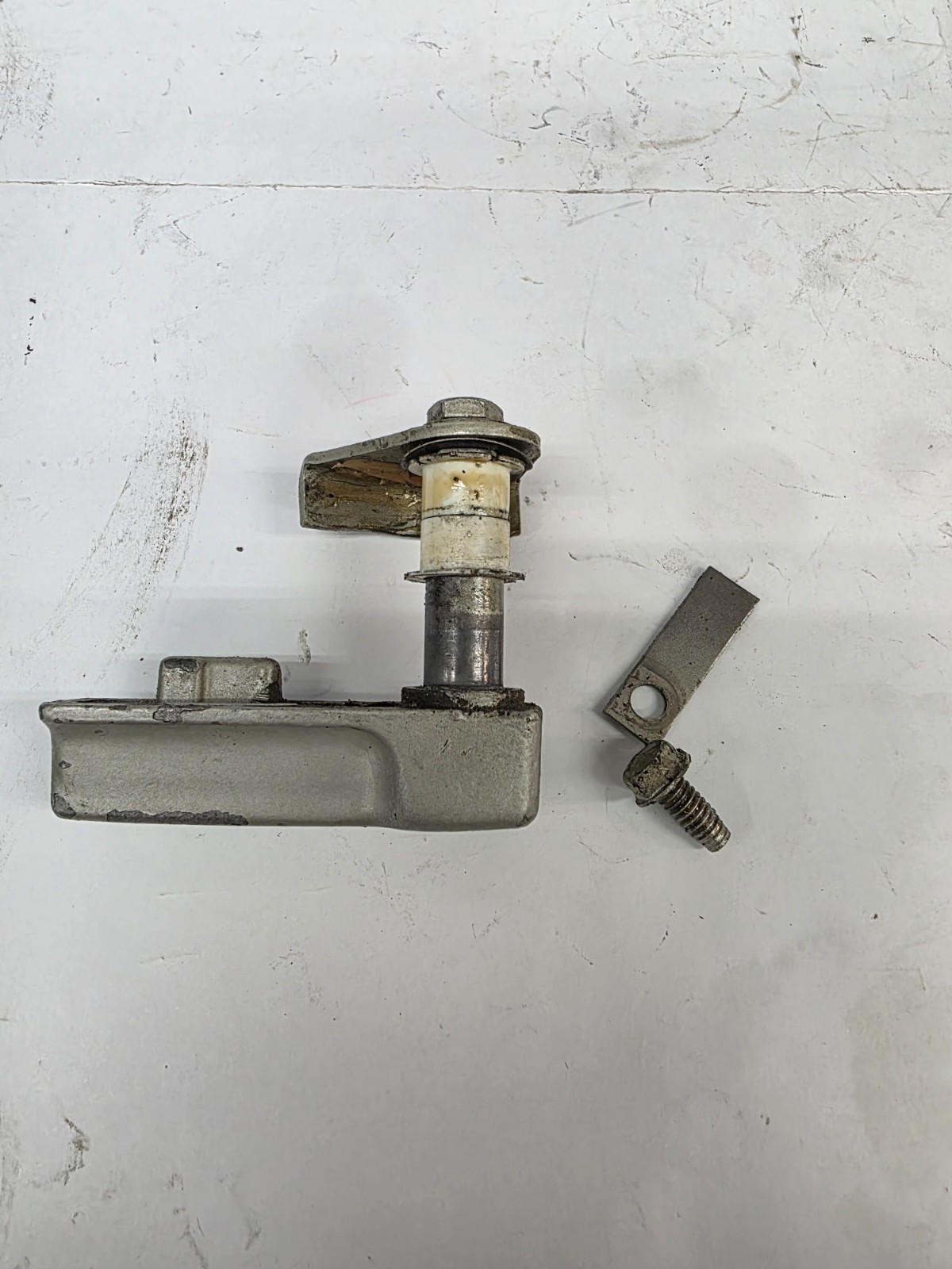 Evinrude Johnson 384338 Rear Hood Latch Handle Complete