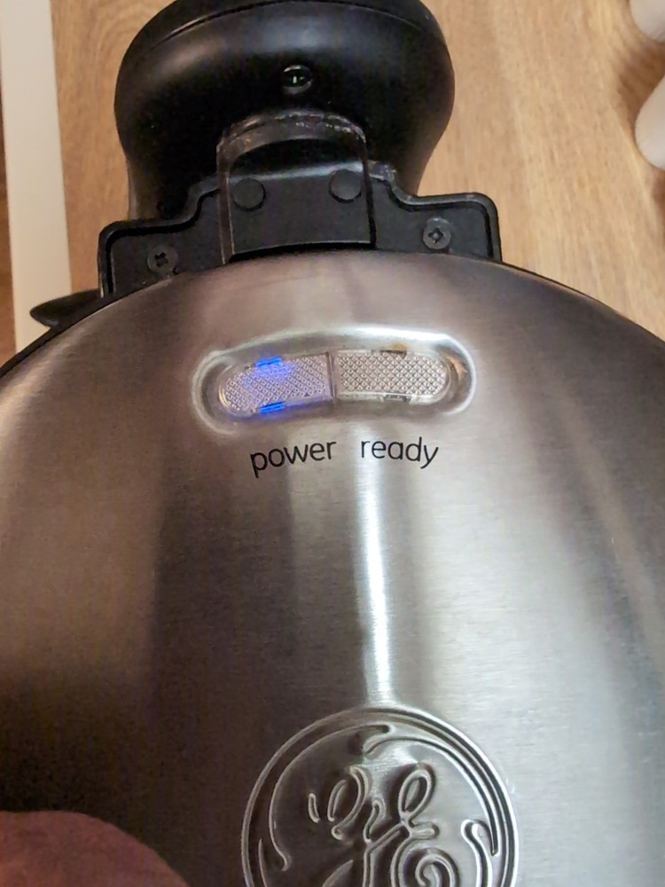GE ROTATING Round WAFFLE MAKER model 898678 Tested Working Stainless Non Stick
