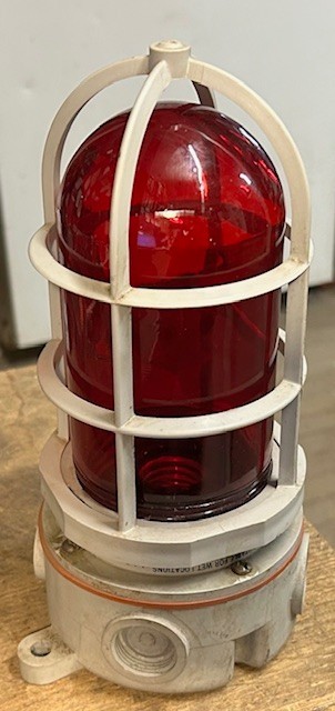 HUBBELL KILLARK CAT NO NVFC LIGHT W/ GLOBE & GUARD *NEW*