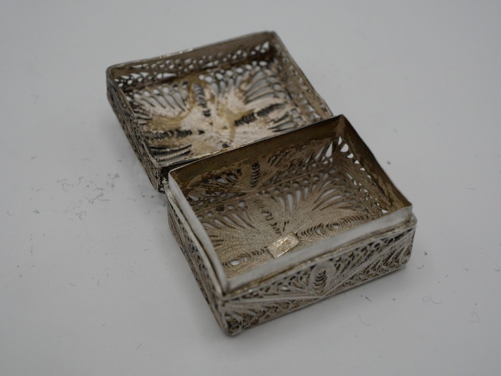 BEAUTIFUL SOLID SILVER FILIGREE PILL BOX