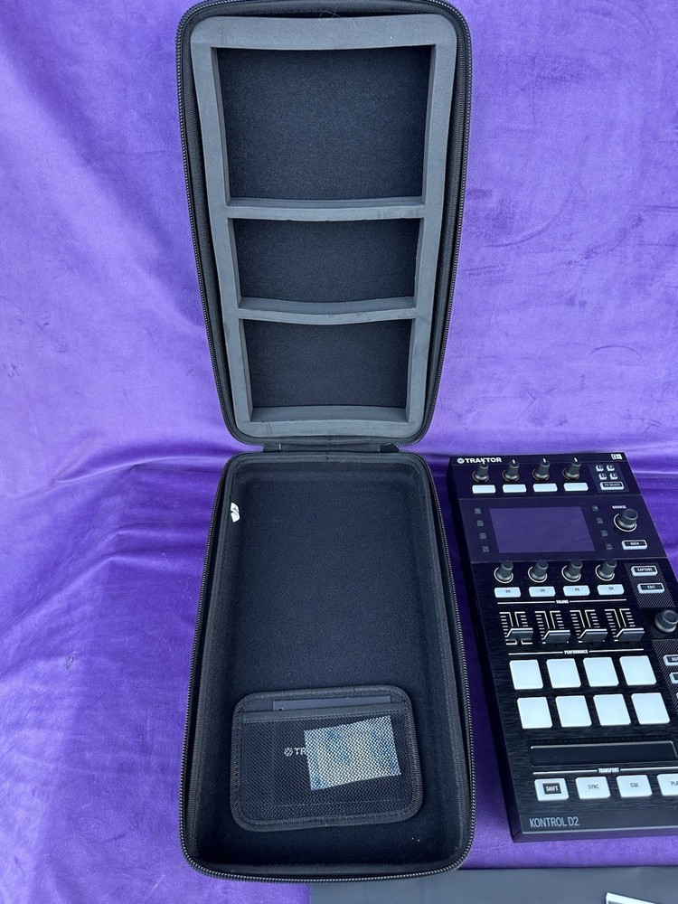 Native Instruments Traktor Kontrol D2 DJ Controller #2