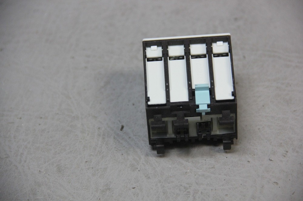 UNUSED SIEMENS AUX SWITCH 3RH1921-1FE22