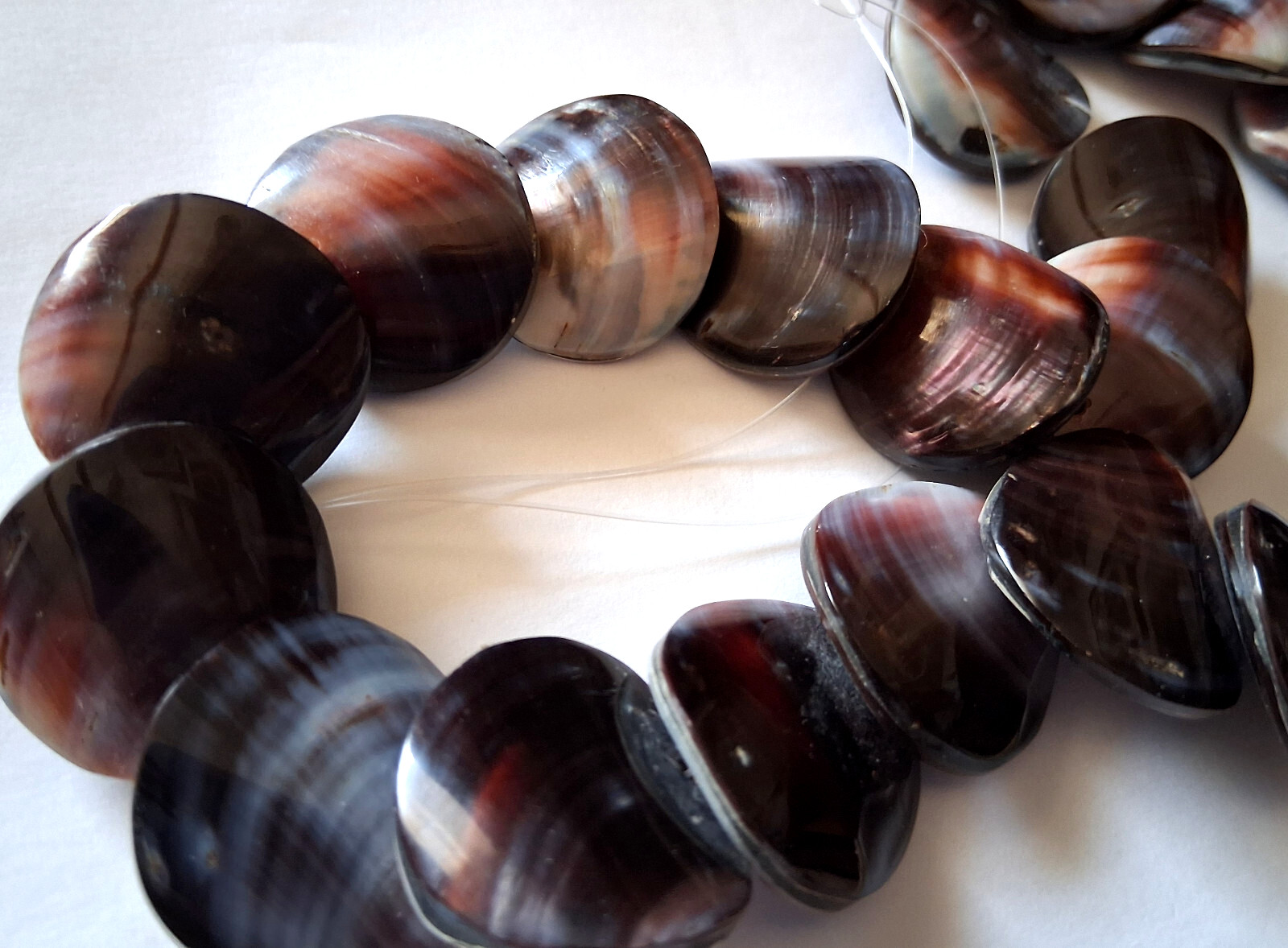 Violet Oyster 23 Double Sided Beads 24 - 25 mm Round 18 Inch Strand MAKE OFFERS!