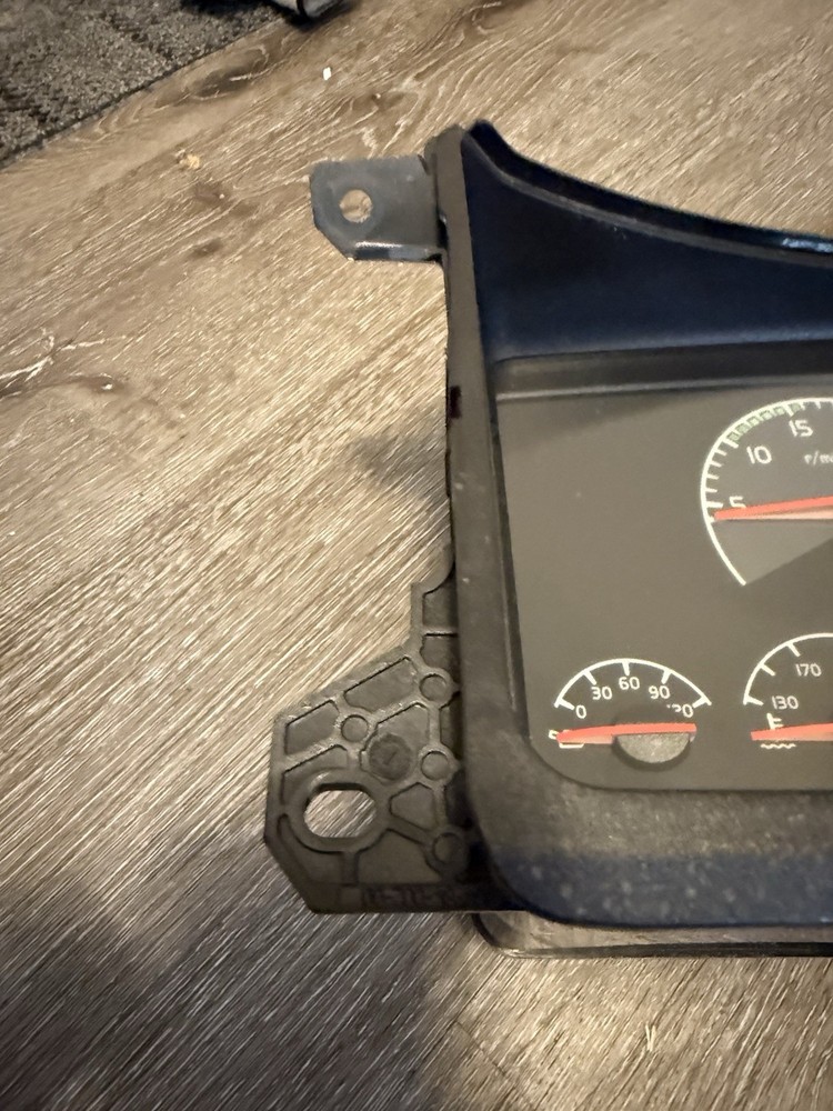 VOLVO VNL DASH GAUGE PANEL CLUSTER 22805590