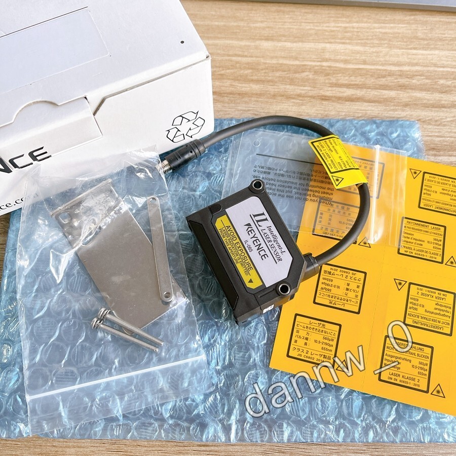New In Box KEYENCE IL-065 Laser Sensor