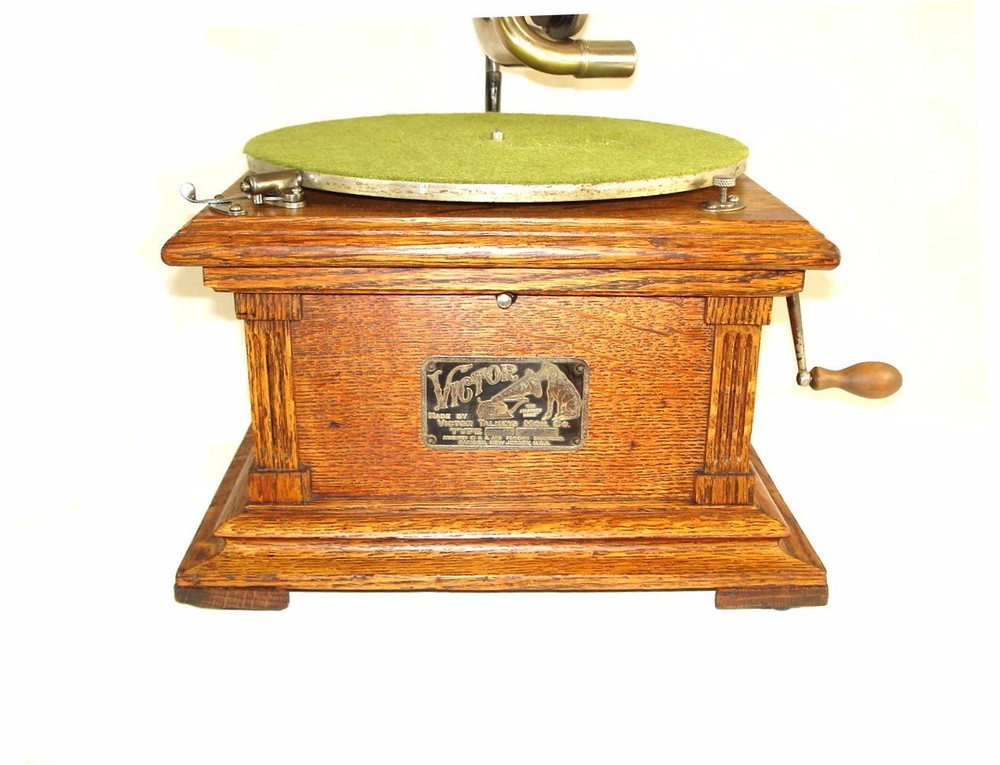 Victor II Humpback Phonograph