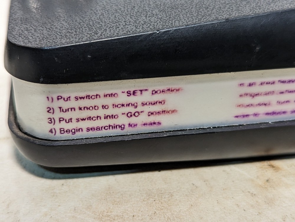 TIF Instruments halogen leak detector with leather case