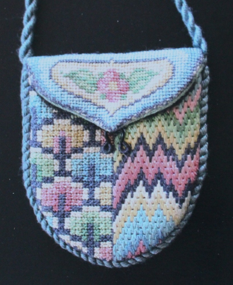 Pendant Purse #2 - by Nostalgic Needle