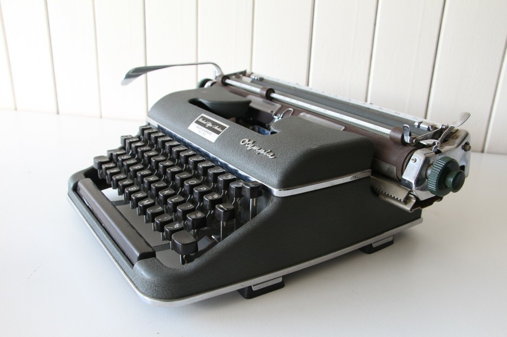 Olympia Typewriter ~ German Made ***** Working Condition *****
