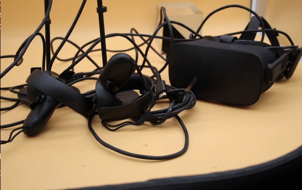 Oculus Rift CV1 VR Virtual Reality Headset Full Set Black Working Good Condition