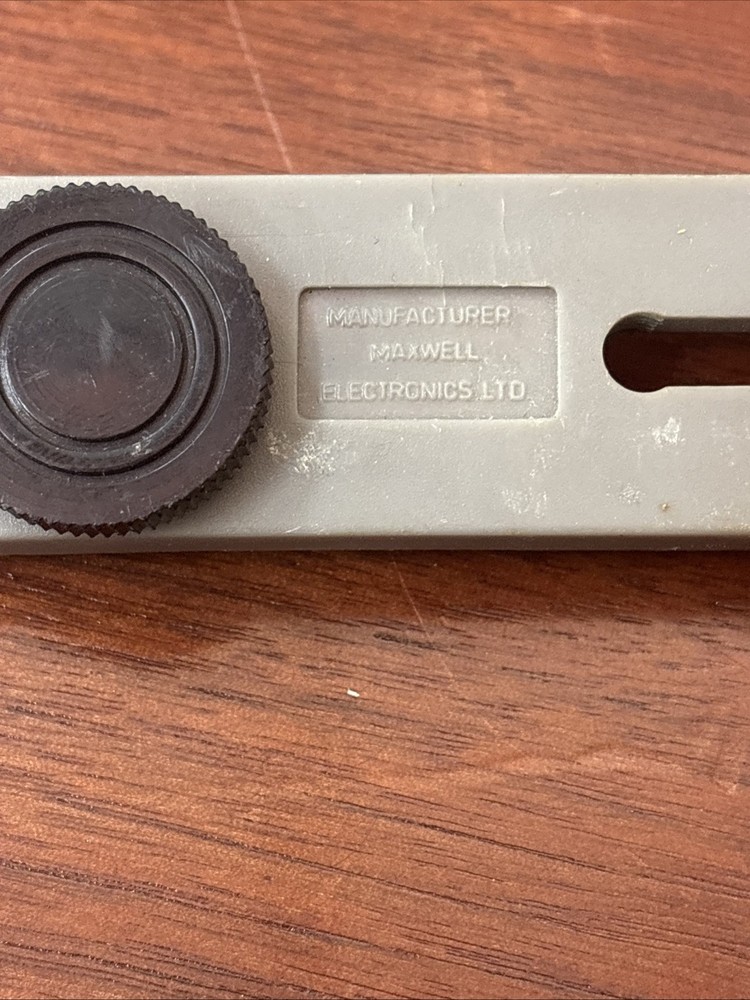 Maxell Plastic Straight Camera Bracket + 1/4" Flash Mount Screw