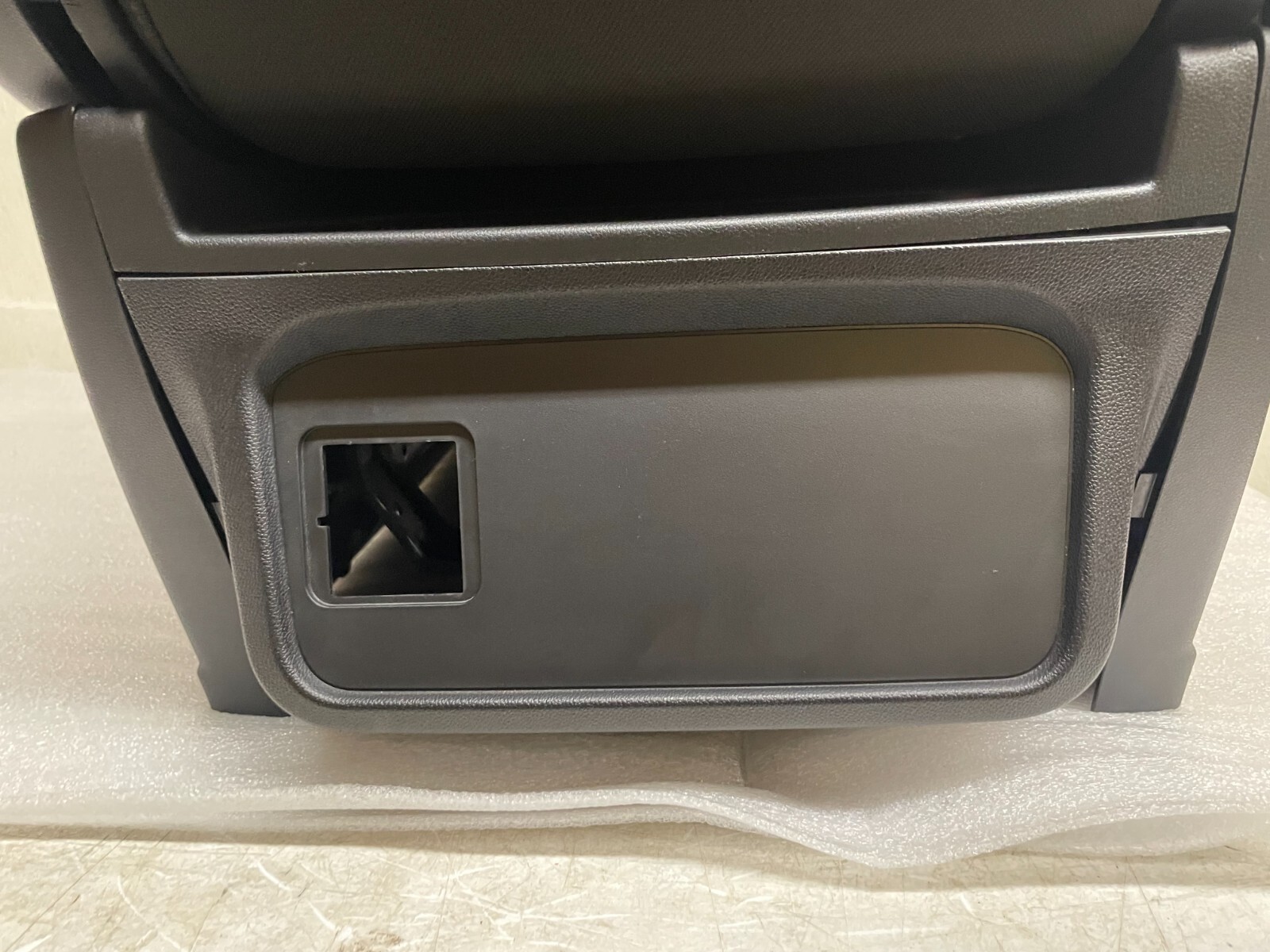 19-23 CHEVROLET TAHOE SILVERADO EBONY CLOTH CENTER JUMP SEAT WITH STORAGE...RARE