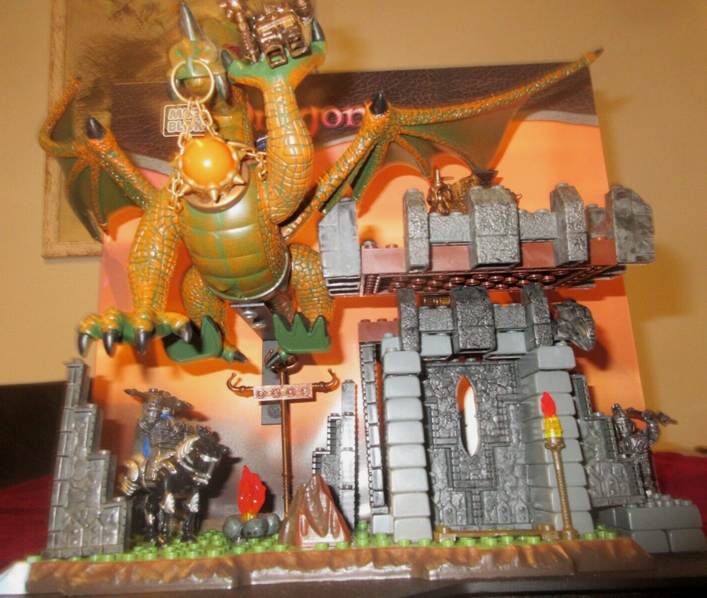 AMAZING RARE MEGA BLOGS DRAGONS STORE DISPLAY CASTLE DIORAMA